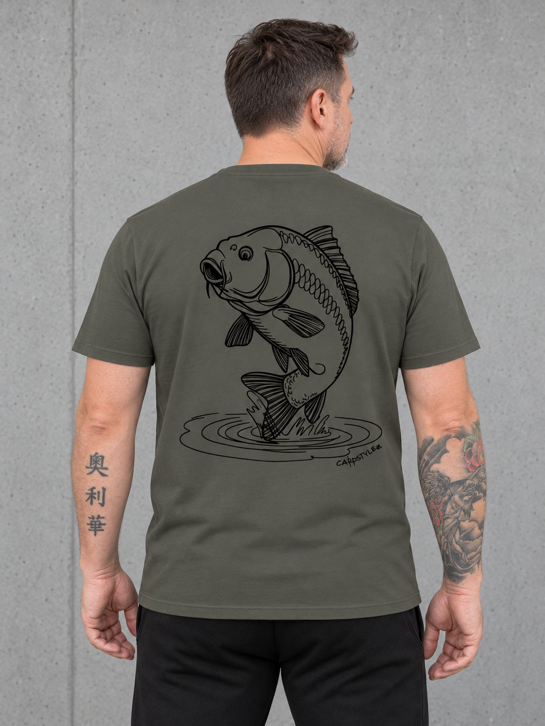 THE RISE Shirt – Rückenansicht getragen #farbe_organic khaki