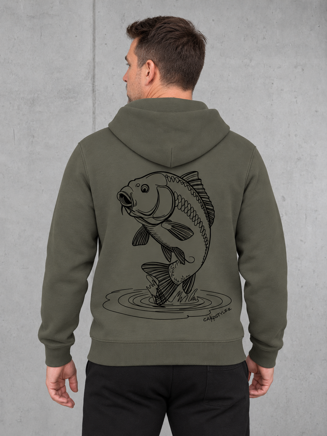 THE RISE Hoodie – Rückenansicht getragen #farbe_organic khaki