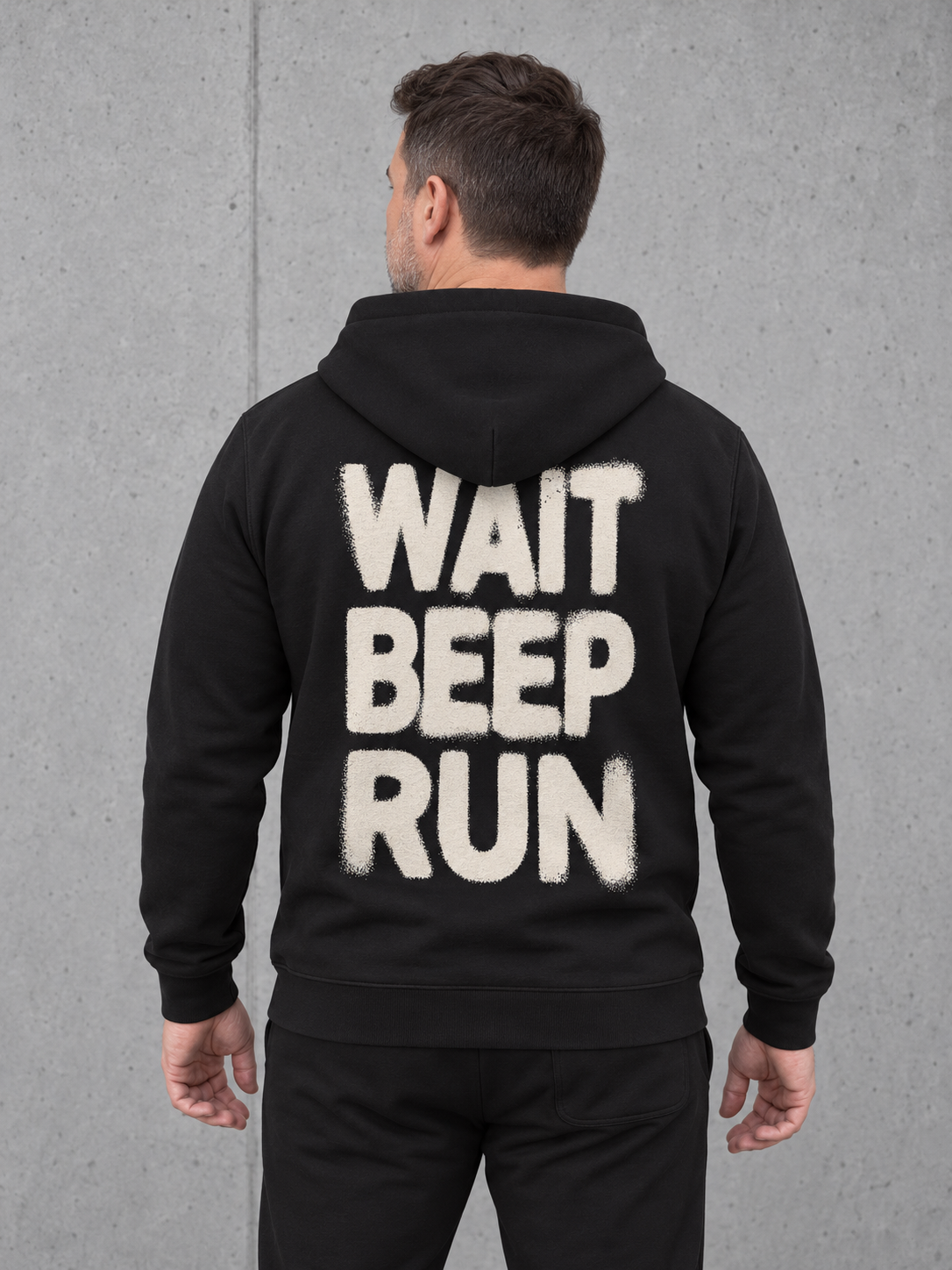 carpstylez WAIT BEEP RUN Hoodie in Schwarz – getragen, Rückenansicht im Halbportrait #farbe_black