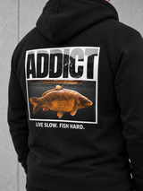 carpstylez ADDICT Hoodie, schwarz – getragen – Detail des Rückenprints #farbe_black