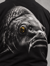 carpstylez BLACKWATER CARP Shirt – Detail des Rückenprints #farbe_black