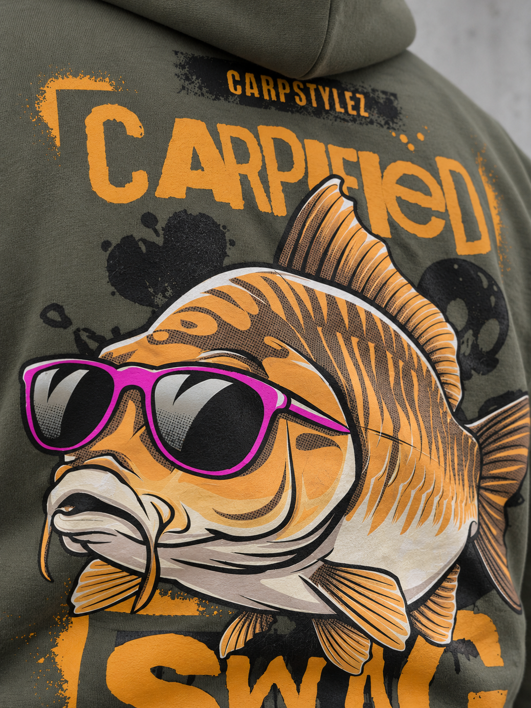 CARPIFIED SWAG Hoodie – Druckdetail #farbe_organic khaki