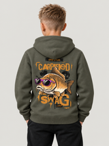 carpstylez Kids Hoodie CARPIFIED SWAG in Organic Khaki – Rückenansicht am Kind #farbe_organic khaki