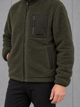carpstylez ESSENTIALS Sherpajacke NS604 – Material und Brustlogo getragen #farbe_forest khaki