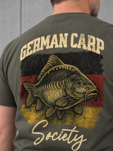 carpstylez GERMAN CARP SOCIETY Shirt – Detail des Rückenprints auf khakifarbenem Stoff #farbe_organic khaki