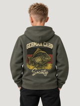 carpstylez Kids Hoodie GERMAN CARP Society in Organic Khaki – Rückenansicht am Kind #farbe_organic khaki