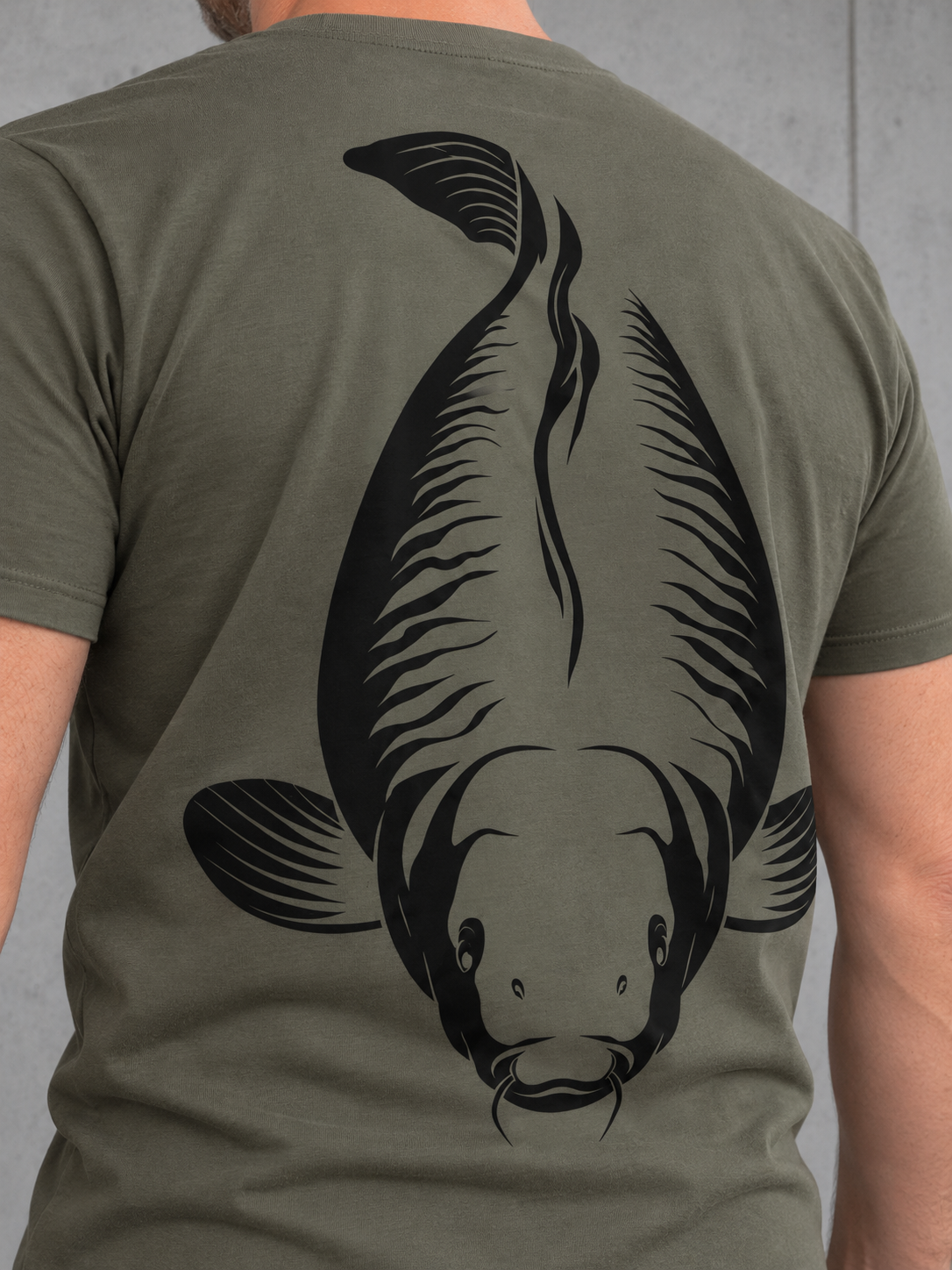 carpstylez KING CARP Shirt – Detail des Rückenprints #farbe_organic khaki