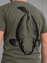carpstylez KING CARP Shirt – Detail des Rückenprints #farbe_organic khaki
