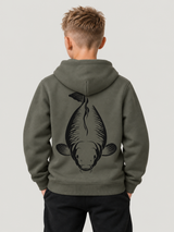 carpstylez Kids Hoodie KING CARP in Organic Khaki – Rückenansicht am Kind #farbe_organic khaki