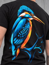 carpstylez KINGFISHER VIBES Shirt – Detail des Eisvogel-Rückenprints auf schwarzem Stoff #farbe_black