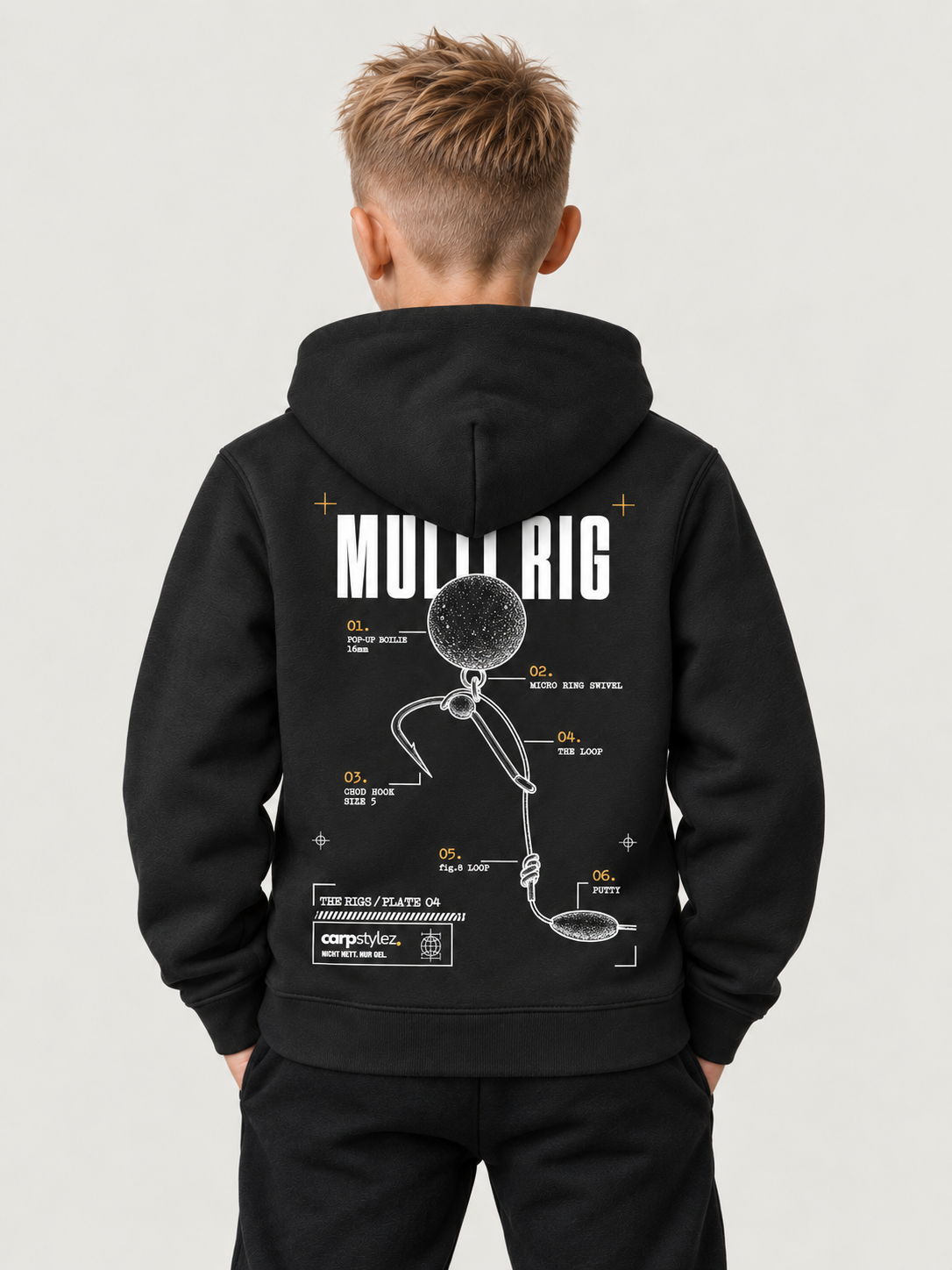 carpstylez Kids Hoodie Multi Rig in Black – Rückenansicht am Kind #farbe_black