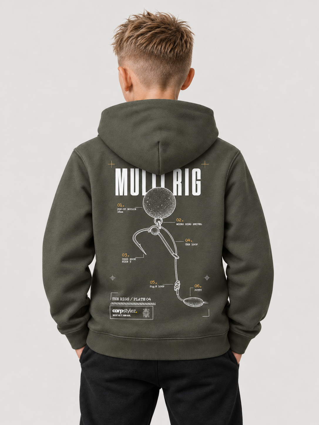 carpstylez Kids Hoodie Multi Rig in Organic Khaki – Rückenansicht am Kind #farbe_organic khaki