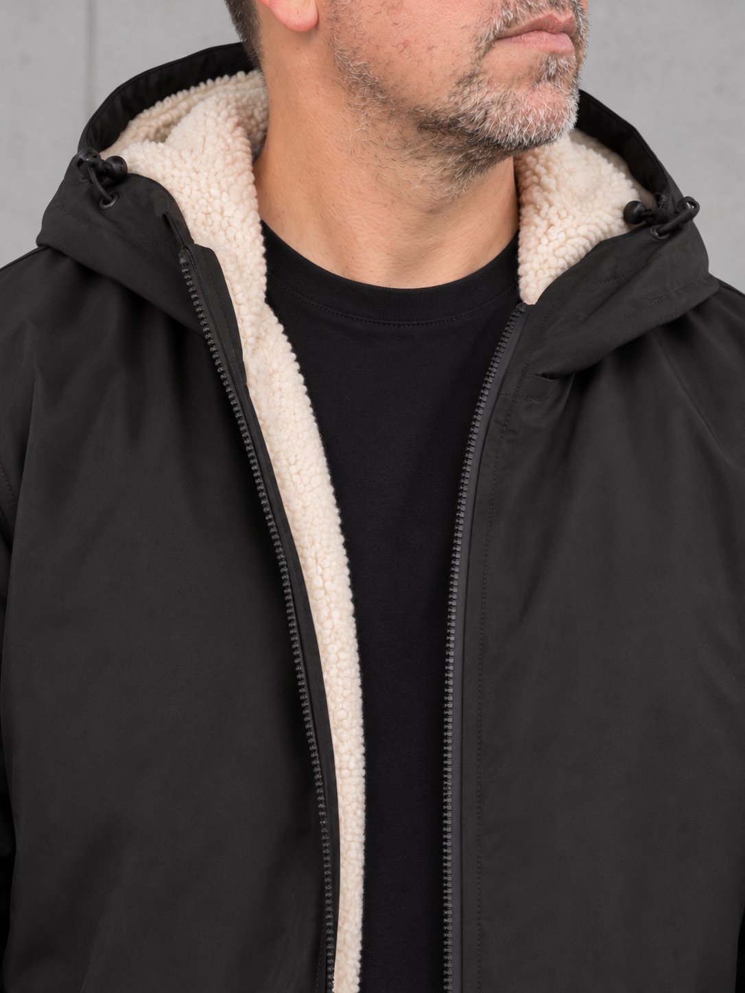 ESSENTIALS Sherpa Parka Black – worn-sherpa-detail #farbe_black