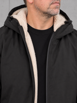 ESSENTIALS Sherpa Parka Black – worn-sherpa-detail #farbe_black