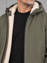 ESSENTIALS Sherpa Parka Organic Khaki – worn-sherpa-detail #farbe_organic khaki