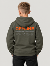 carpstylez Kids Hoodie OFFLINE in Organic Khaki – Rückenansicht am Kind #farbe_organic khaki