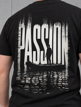 carpstylez PASSION Shirt – Detail des PASSION-Rückenprints auf schwarzem Stoff #farbe_black