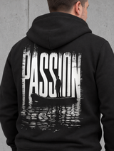 carpstylez PASSION Hoodie Black – Detail des PASSION Rückenprints #farbe_black