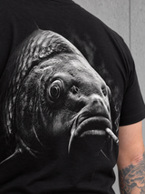 carpstylez Silt & Smoke Carp Shirt – Detail des Rückenprints #farbe_schwarz