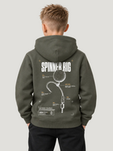 carpstylez Kids Hoodie Spinner Rig in Organic Khaki – Rückenansicht am Kind #farbe_organic khaki
