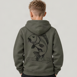 carpstylez Kids Hoodie THE RISE in Organic Khaki – Rückenansicht am Kind _meta_