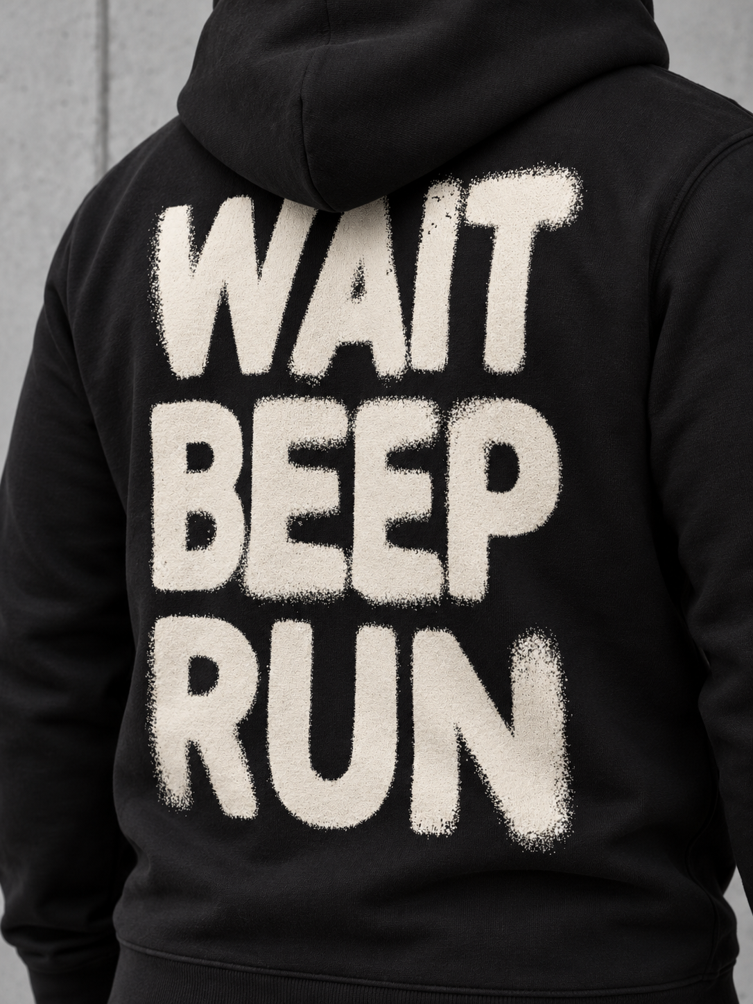 carpstylez WAIT BEEP RUN Hoodie in Schwarz – Nahaufnahme des Rückenprints #farbe_black