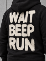 carpstylez WAIT BEEP RUN Hoodie in Schwarz – Nahaufnahme des Rückenprints #farbe_black