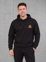 carpstylez ADDICT Hoodie, schwarz – getragen – Vorderseite mit kleinem Schuppenmotiv #farbe_black