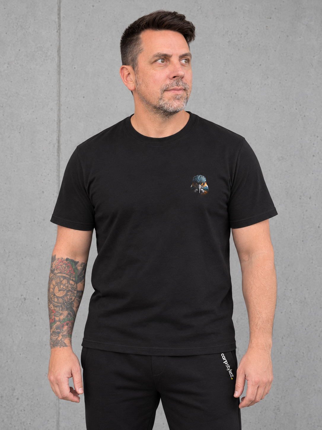 carpstylez BLACKWATER KINGFISHER NS305 Shirt Black – Vorderansicht mit kleinem Brustmotiv #farbe_black, schwarz