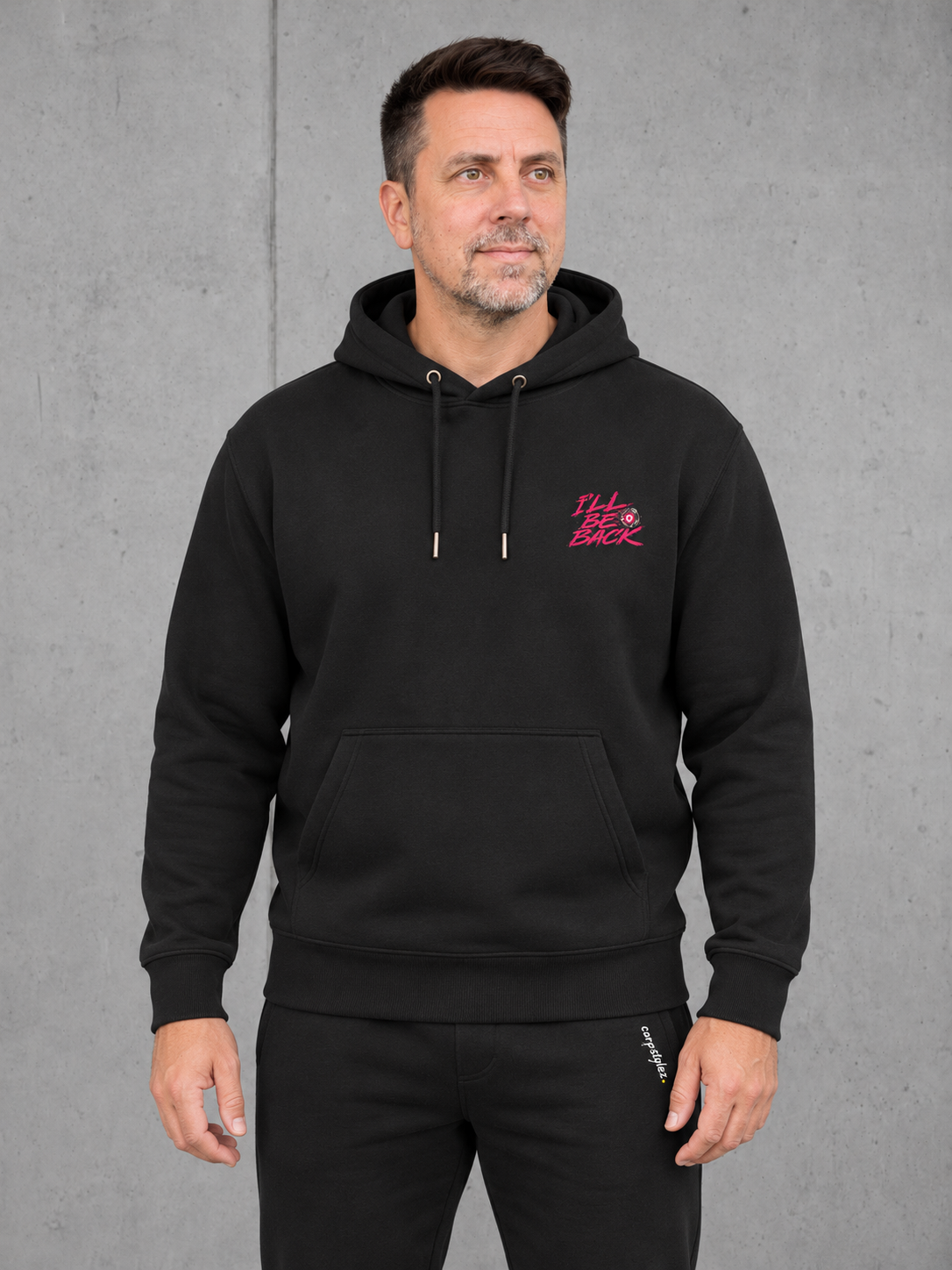 CARPINATOR Hoodie NS401 Black – getragene Vorderansicht mit Brustmotiv #farbe_black