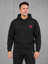 CARPINATOR Hoodie NS401 Black – getragene Vorderansicht mit Brustmotiv #farbe_black