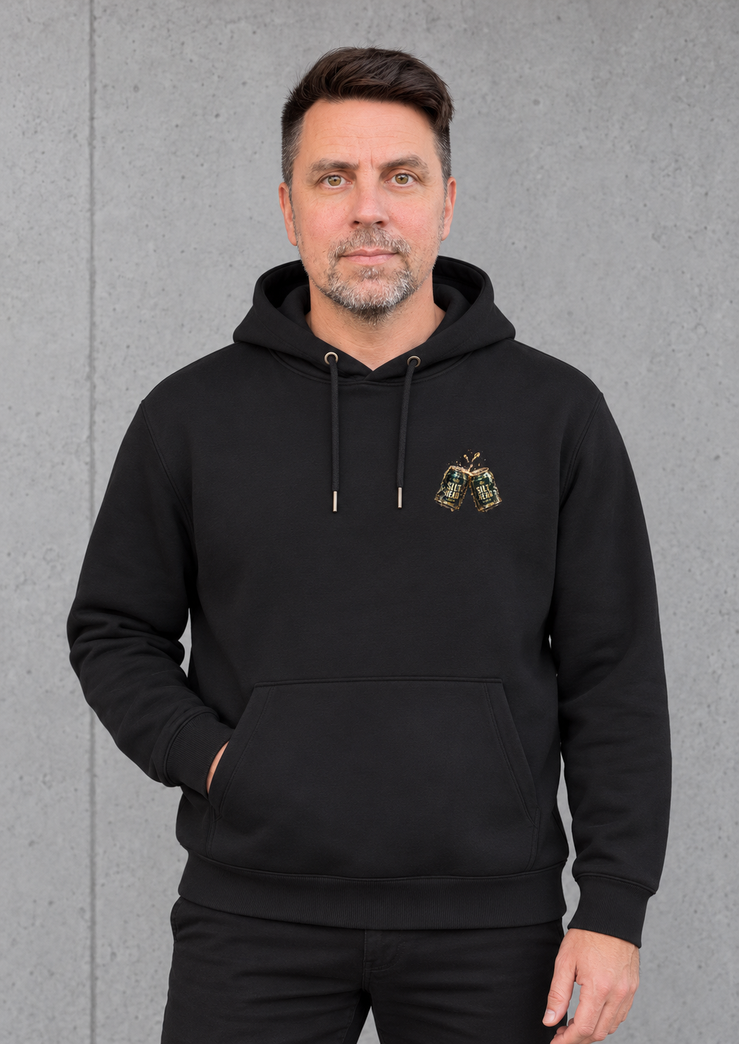 CHEERS Hoodie Black – Vorderansicht mit kleinem Brustlogo am Model #farbe_black