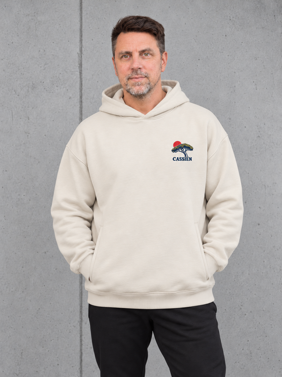 carpstylez LAC DE SAINT-CASSIEN Oversize Hoodie NS408 in Ivory – Frontansicht getragen mit kleinem CASSIEN-Brustmotiv #color_ivory