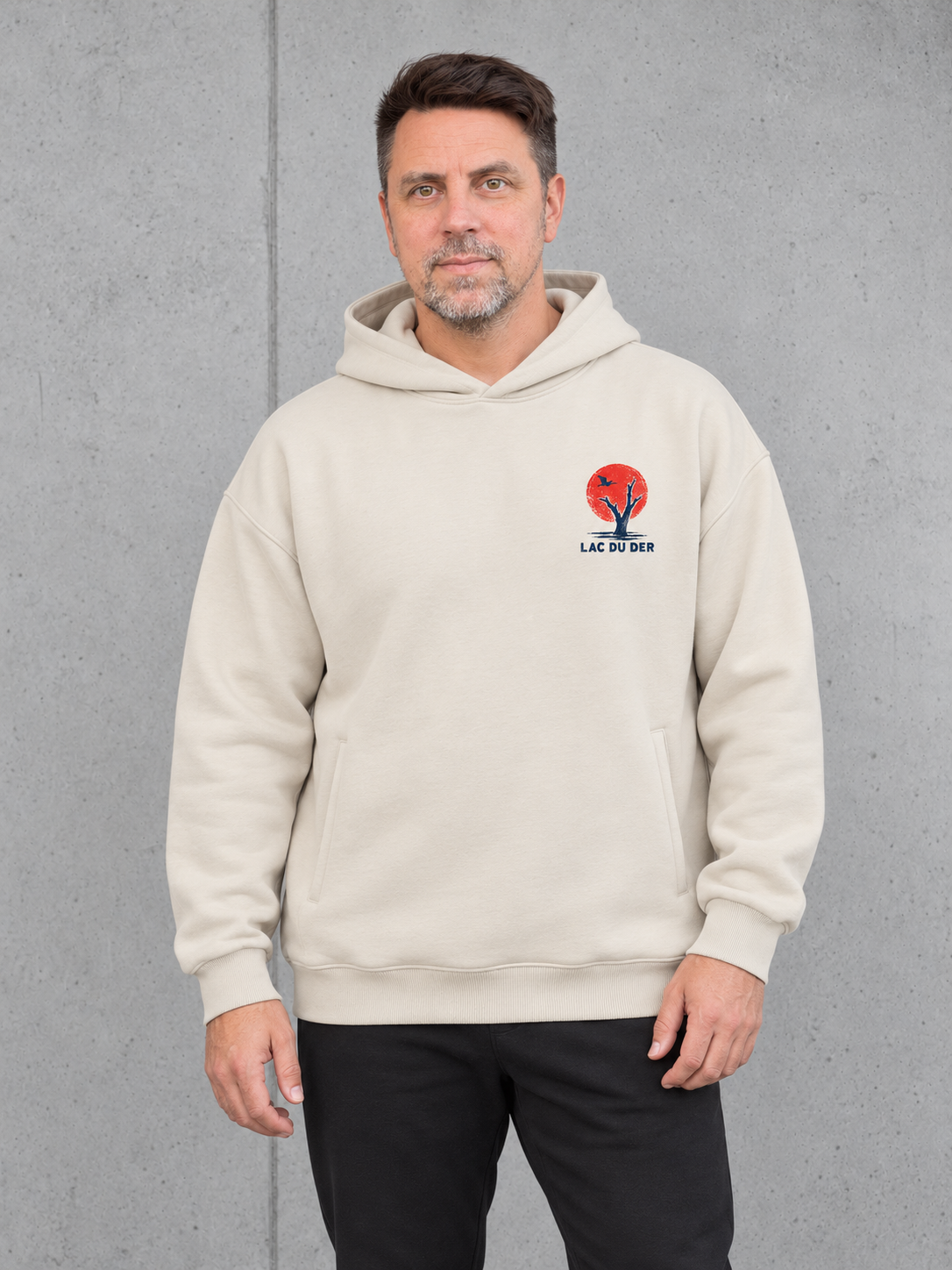 Olli trägt den LAC DU DER Oversize Hoodie NS408 in Ivory – Vorderansicht mit kleinem Brustprint und separaten Seitentaschen #color_ivory
