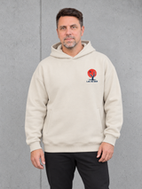 Olli trägt den LAC DU DER Oversize Hoodie NS408 in Ivory – Vorderansicht mit kleinem Brustprint und separaten Seitentaschen #color_ivory