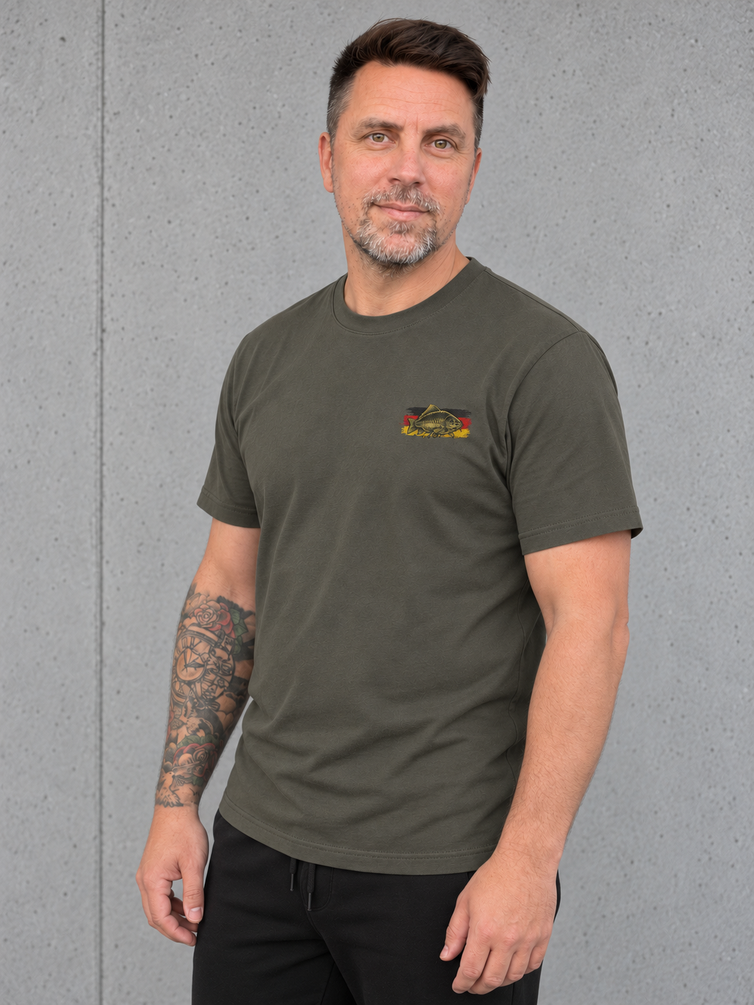 carpstylez GERMAN CARP SOCIETY Shirt – Olli mit aktualisiertem kleinem Brustlogo #farbe_organic khaki