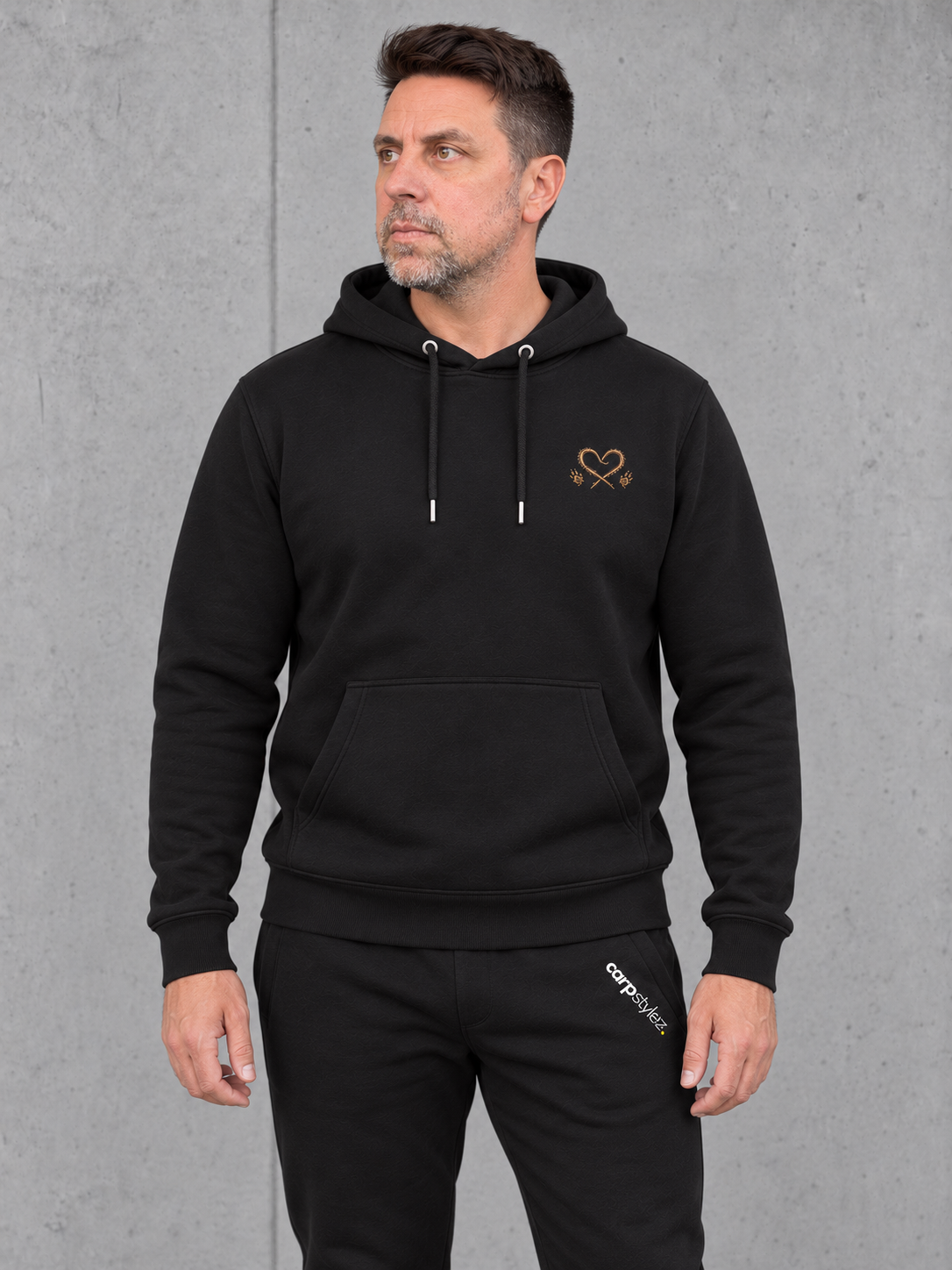 HEAVY PET(T)ING Hoodie Black – Vorderansicht am Model #farbe_black