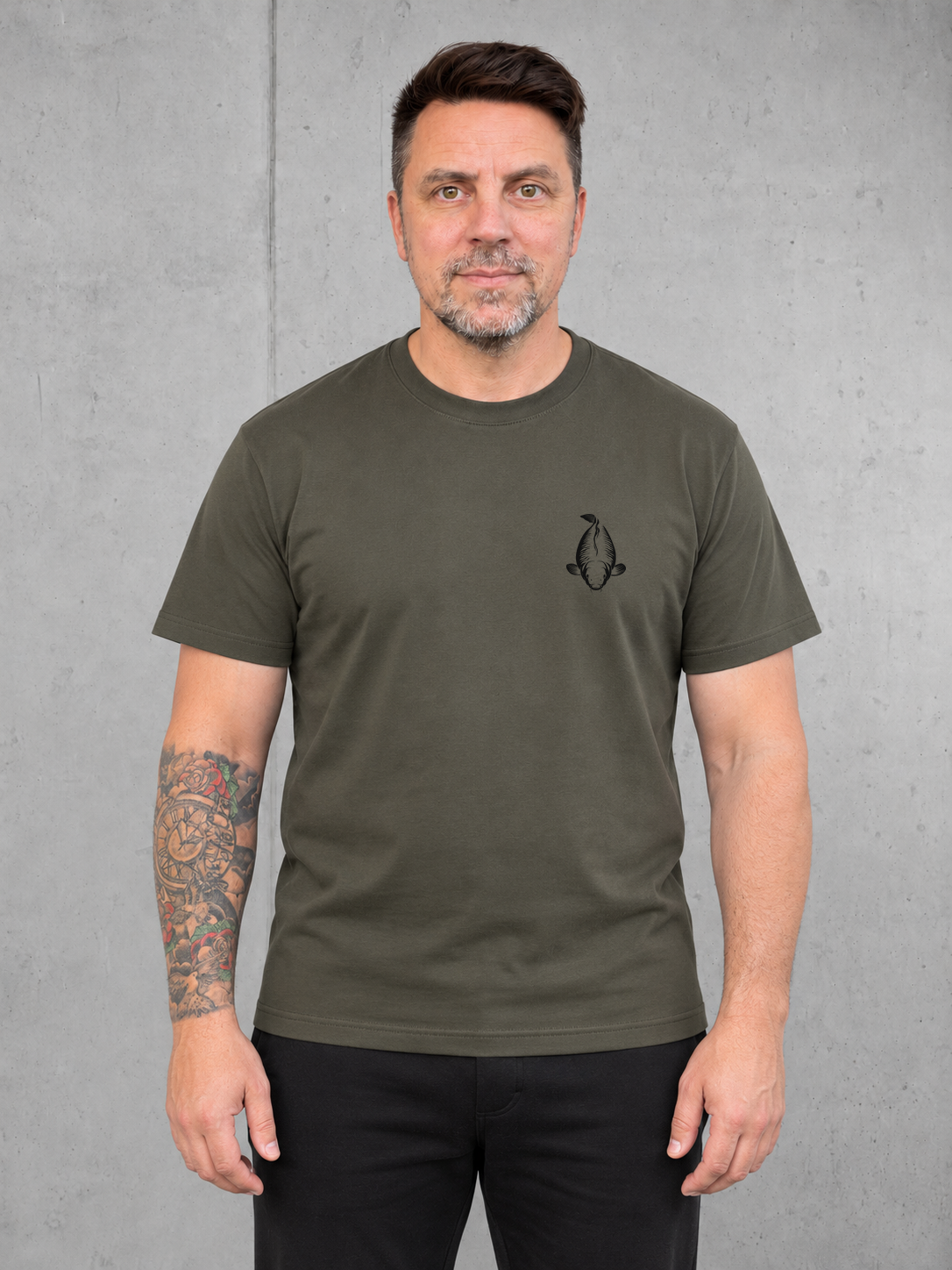 carpstylez KING CARP Shirt – Vorderseite mit kleinem Brustmotiv #farbe_organic khaki