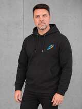 carpstylez KINGFISHER VIBES Hoodie – Vorderansicht getragen mit kleinem Feder-Brustprint, schwarz #farbe_black