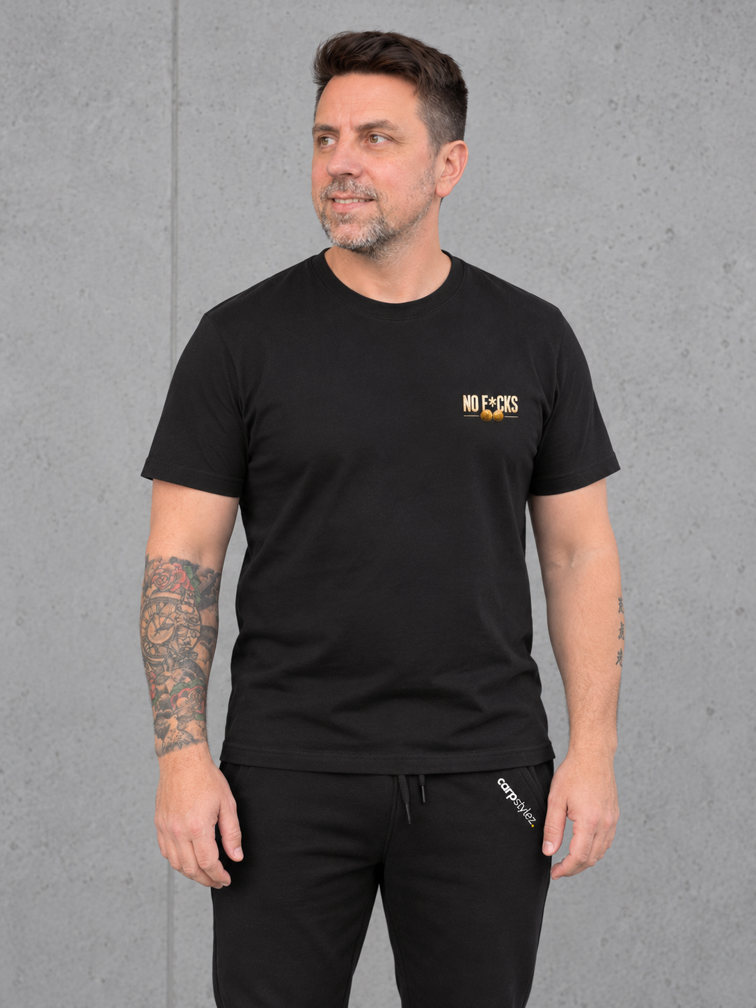 NO F*CKS Shirt Black – Vorderansicht am Model #farbe_black
