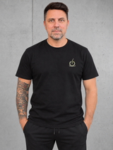 carpstylez OFFLINE Shirt Black Camo – Olli Vorderseite mit Camo-Brustlogo #farbe_black camo