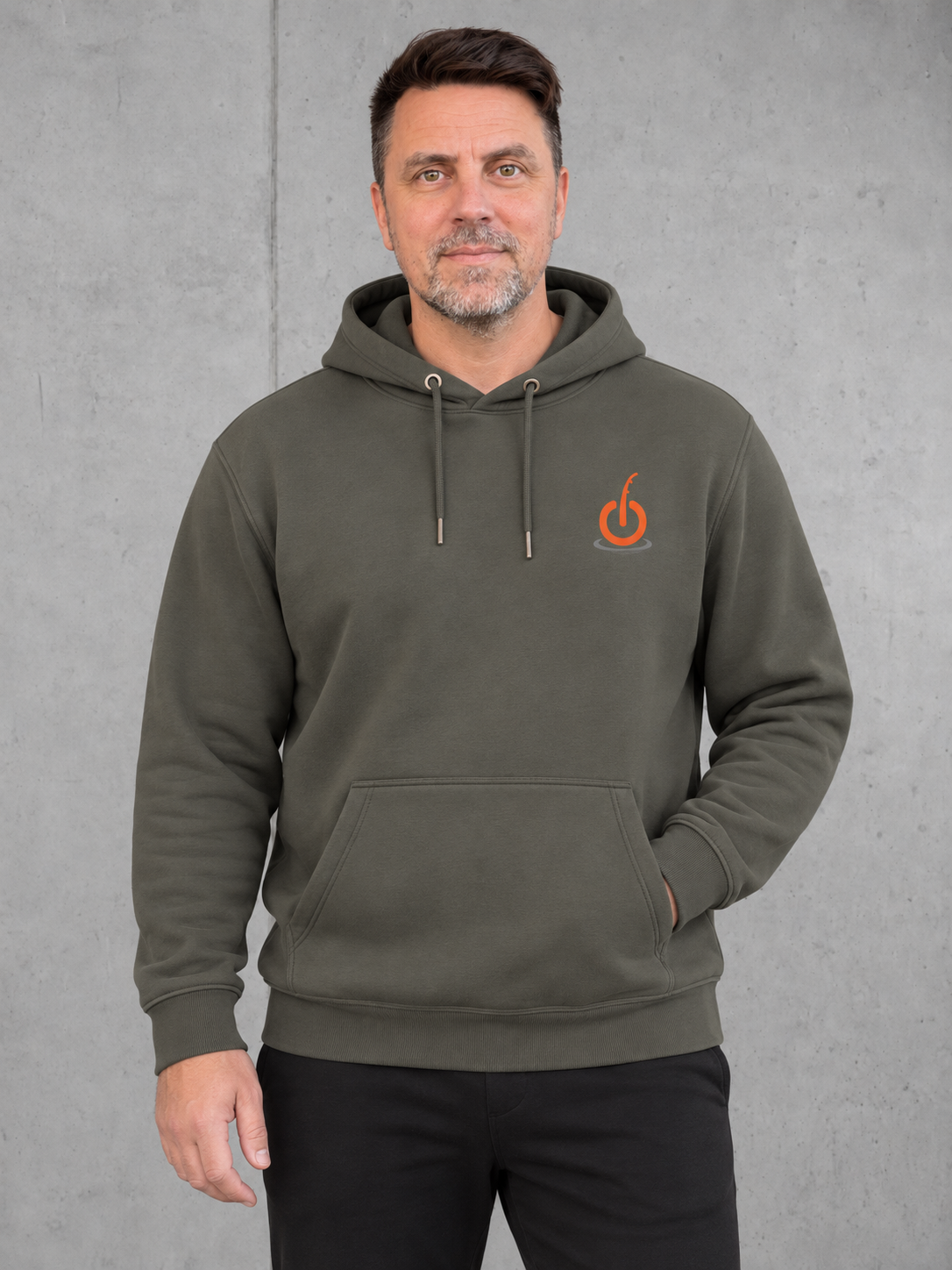 carpstylez OFFLINE Hoodie – Olli Vorderseite mit orangem Brustlogo #farbe_organic khaki