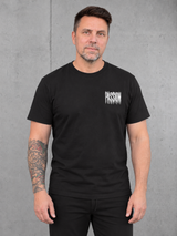 carpstylez PASSION Shirt – Olli trägt das schwarze Shirt mit kleinem PASSION-Brustlogo #farbe_black