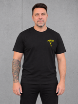 carpstylez POP-UP Club Shirt Fluo Yellow – Olli trägt das schwarze Shirt, Vorderansicht mit Brustlogo #print_fluo yellow, fluo-yellow