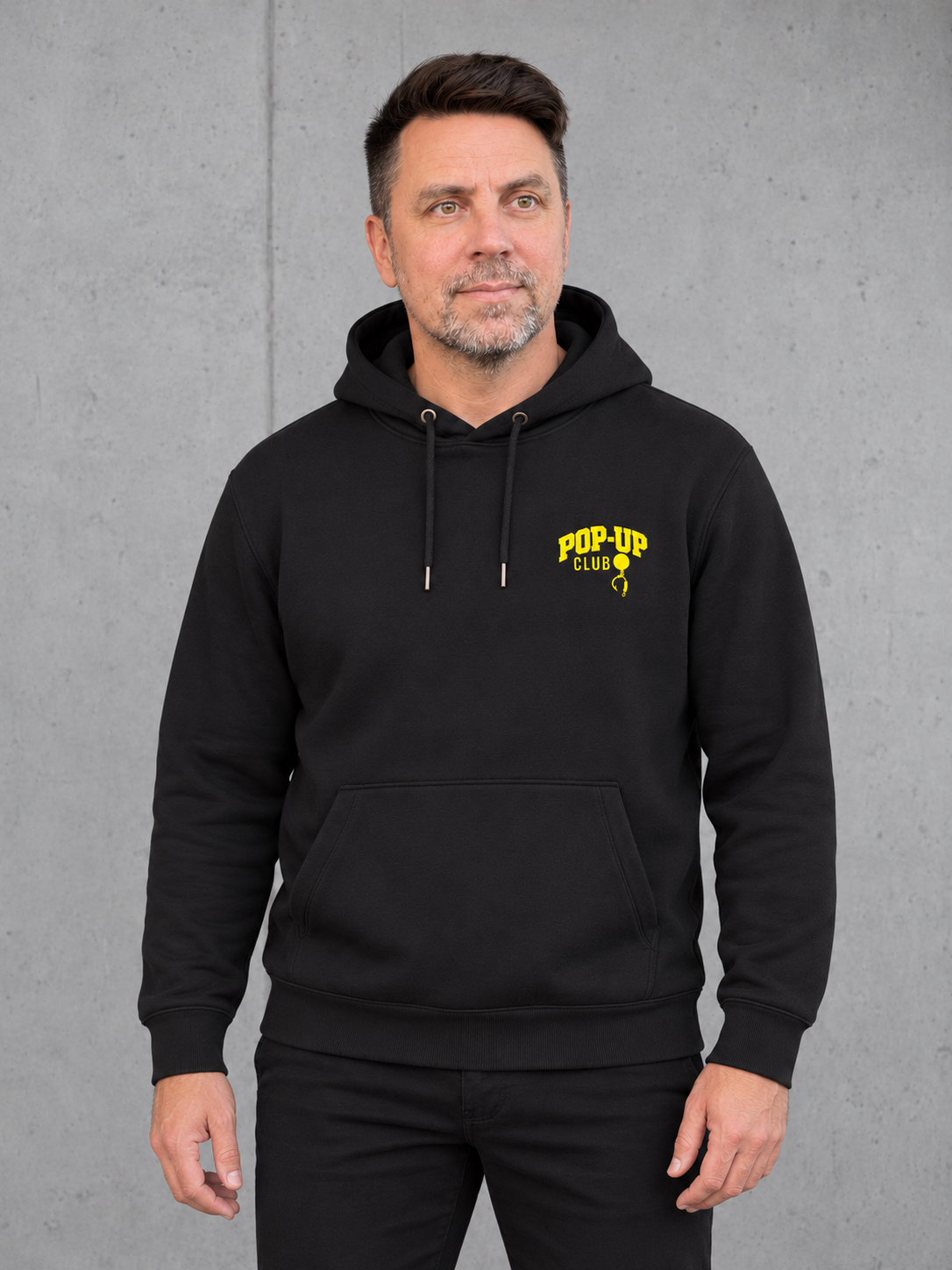 carpstylez FLUO YELLOW POP-UP Club Hoodie Black – Vorderansicht am Model mit Brustprint #print_fluo yellow, fluo-yellow