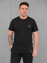 carpstylez ROCC ON NS305 Shirt Black – Vorderansicht mit kleinem Brustmotiv getragen #farbe_black