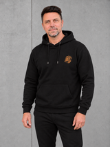 carpstylez SESSION Hoodie in Schwarz – getragen, Frontansicht im Halbportrait mit Brustlogo #farbe_black