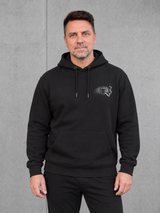 carpstylez SILT & SMOKE NUTRIA Hoodie – Schwarz, getragen, Vorderseite mit kleinem Nutria-Brustprint #farbe_black
