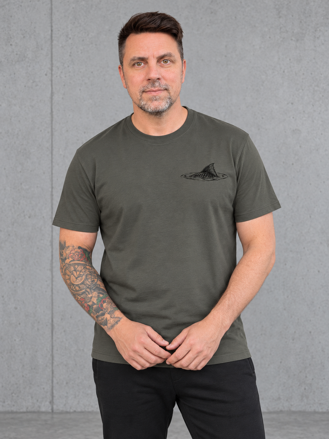 THE RISE Shirt – Vorderansicht getragen #farbe_organic khaki