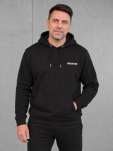 carpstylez WAIT BEEP RUN Hoodie in Schwarz – getragen, Frontansicht im Halbportrait mit Brustlogo #farbe_black